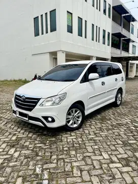 Innova V Luxury 2.0 AT