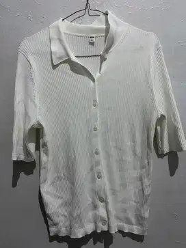 Baju warna putih uniqlo