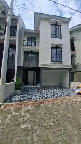 OVER KREDIT
PERUMAHAN DUTA CIBUBUR PREMIER
RUMAH MODERN CLASSIC