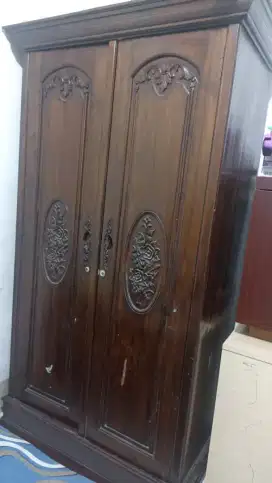 Di jual lemari pakaian dan dipan tempat tidur