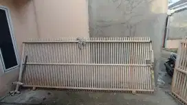 Pagar rumah bekas