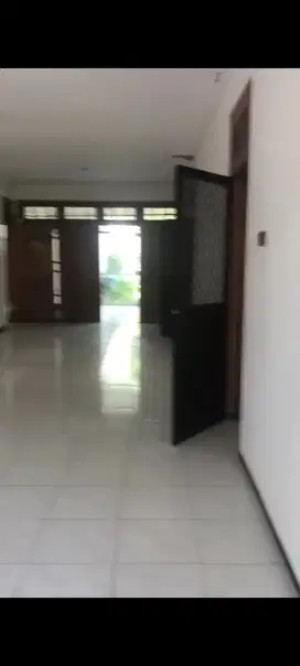 Disewakan rumah siap huni lokasi strategis dekat merr