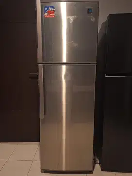 kulkas sharp 2 pintu masih cakeppp banget!
