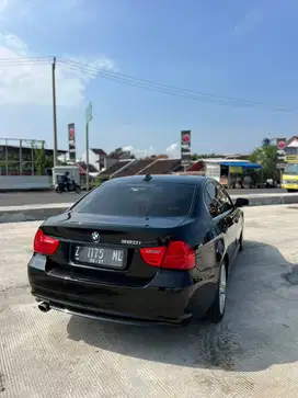 BMW 320i 2011 Bensin