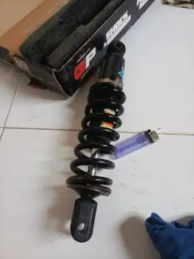 shock belakang ori bawaan ninja 250 karbu