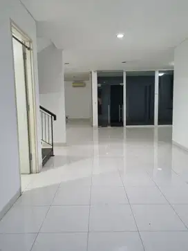 Rumah sewa besar, minimalis, siap huni, dekat ruko komersial