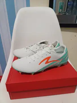 Sepatu bola specs lightspeed 20