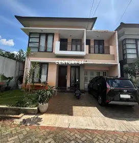 Dijual Rumah Dua Lantai Dengan Halaman Luas Dekat Kampus