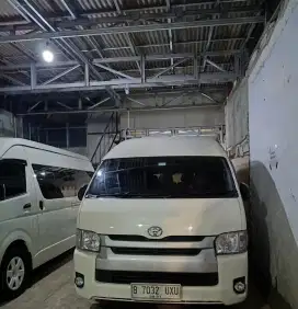 Hiace Commuter Warna Putih