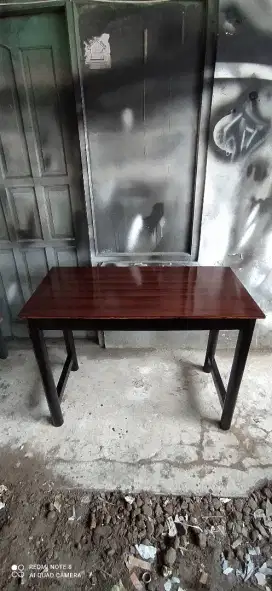 Meja makan cafe serbaguna