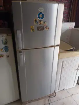 Kulkas bekas 2 pintu Mer Electrolux Ory atas&  bw dingin