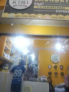 Operator setrika Uap laundry