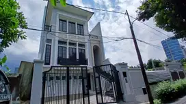RUMAH Baru Starategis , ORANGE GROVE, di jl Jeruk Purut, Desain Bagus,