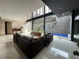 TURUN HARGA DIJUAL RUMAH MEWAH DILENGKAPI POOL JAKARTA SELATAN