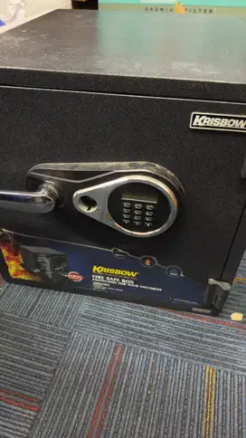 Brankas Krisbow Fire Safe Box 10091304 - Kondisi LIKE NEW!