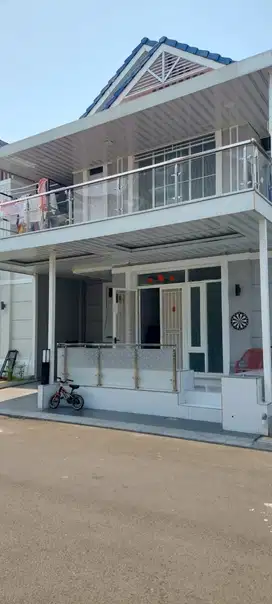 Dijual rumah 2 lantai, sudah renovasi & balkon luas Lavisa - Lavon 1