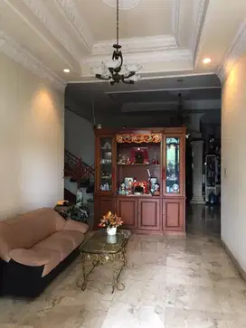 Hadap Utara Barat Rumah Katamaran Indah Pik Luas 400 m2