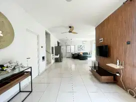 RUMAH di KOTA WISATA,  SIAP HUNI, Posisi Hoek