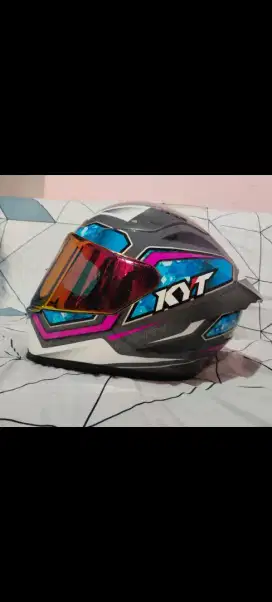 Helm kyt striker ukuran M 98% muluss..