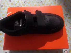 Sepatu sekolah anak