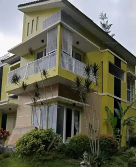 Rumah Villa Pojok Plus Kolam Renang di Kusuma Pinus Dkt Musium Angkut