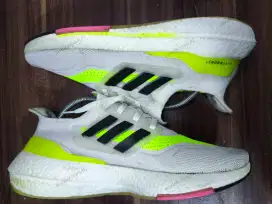 Sepatu Adidas running size 44
