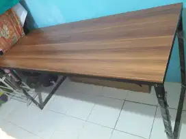 Meja lipat multifungsi