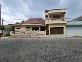 Rumah Bagus Siap Pakai di Sektor 1 Solo Baru