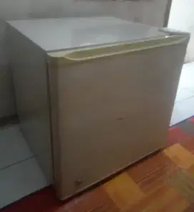 KULKAS MINIBAR SANYO MULUS BEKU DINGIN