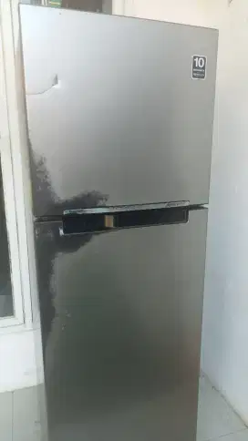 Di jual kulkas 2 pintu