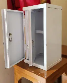 Lemari obat Besi Pintu ganda double