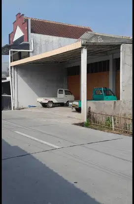 Di sewakan gudang pinggir jalan dkt tol Gondang rejo