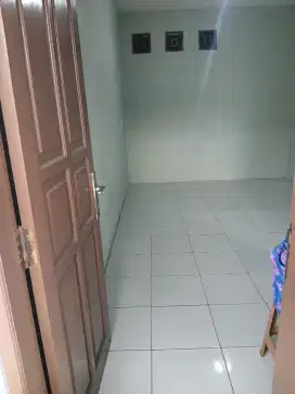 Kontrakkan di Lantai 2 LRT Cikunir 2