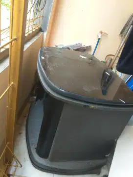 Meja televisi warna hitam