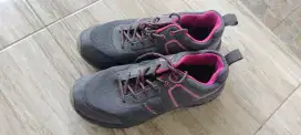 Sepatu wanita Eiger ukuran 39