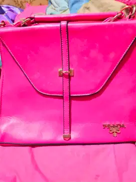 Tas Prada warna pink