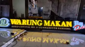 Costum huruf timbul akrilik