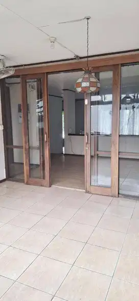 Rumah Modern 3 Lantai di Setra Duta