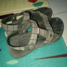 DI JUAL LAGI BUTUH DUIT SENDAL SEPATU TOPI DAN JAM TANGAN