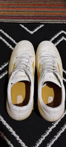 Sepatu bola mills