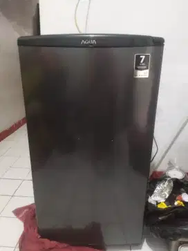 Kulkas freezer merk Aqua