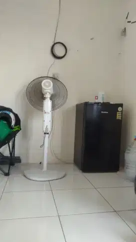 Di jual cepat , kulkas dan kipas angin