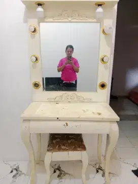Meja rias full lampu