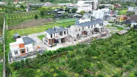 RUMAH VILLA 2,5 LANTAI KOTA BATU DEKAT JALAN RAYA DAN ALUN-ALUN