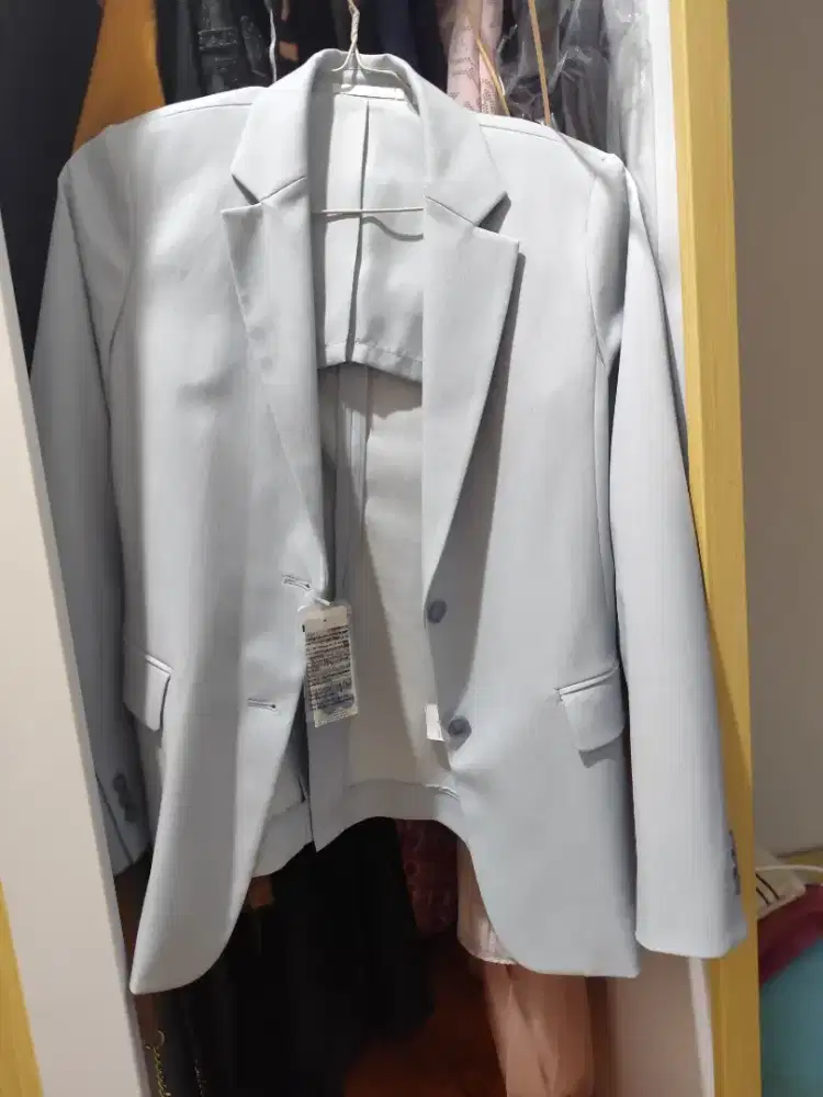 Blazer wanita UNIQLO baru 2 way strecth warna abu muda