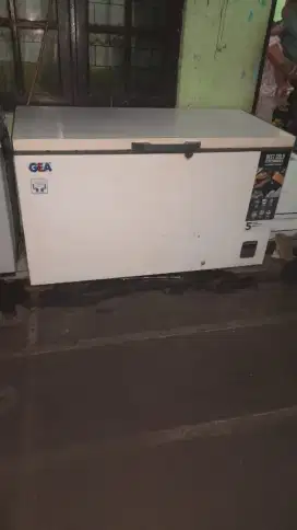 Freezer  box merk GEA 400 liter siap pakai normal blm diservice
