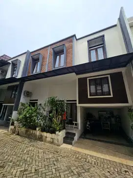 MURAH & NEGO! Rumah Jagakarsa Dijual. Terawat, Bersih - Townhouse