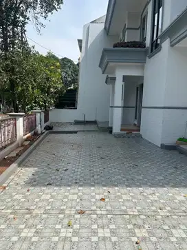 Disewakan, Rumah Rapih Siap Huni Posisi Hoek Di Danau Indah, Nego