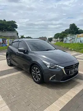 MULUS TERAWAT!! Mazda 2 R Skyactiv AT 2017 - Abu-abu