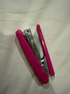 Gratis stapler besar pink